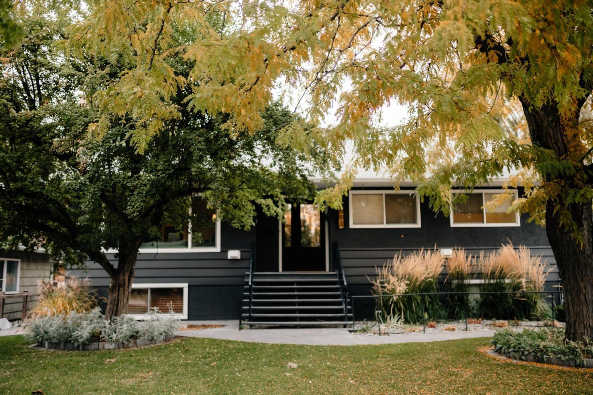 Serene Waterfront Escape With Pool, Hot Tub & Breathtaking Views - Pet Friendly *