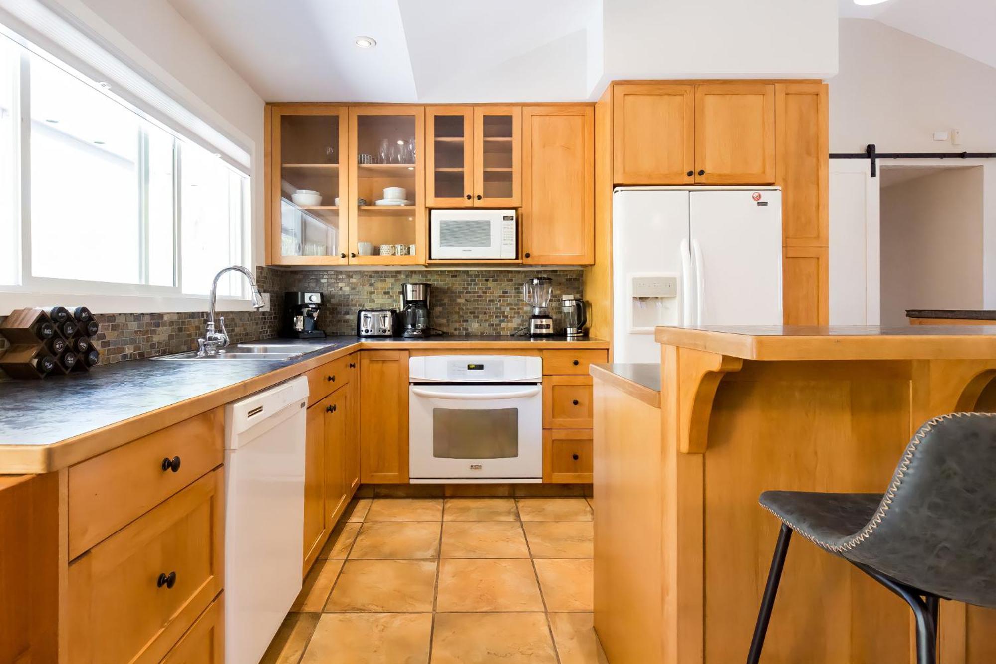 Serene Waterfront Escape With Pool, Hot Tub & Breathtaking Views - Pet Friendly Holiday home Kelowna