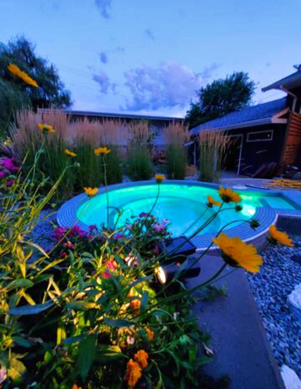 Serene Waterfront Escape With Pool, Hot Tub & Breathtaking Views - Pet Friendly Kelowna