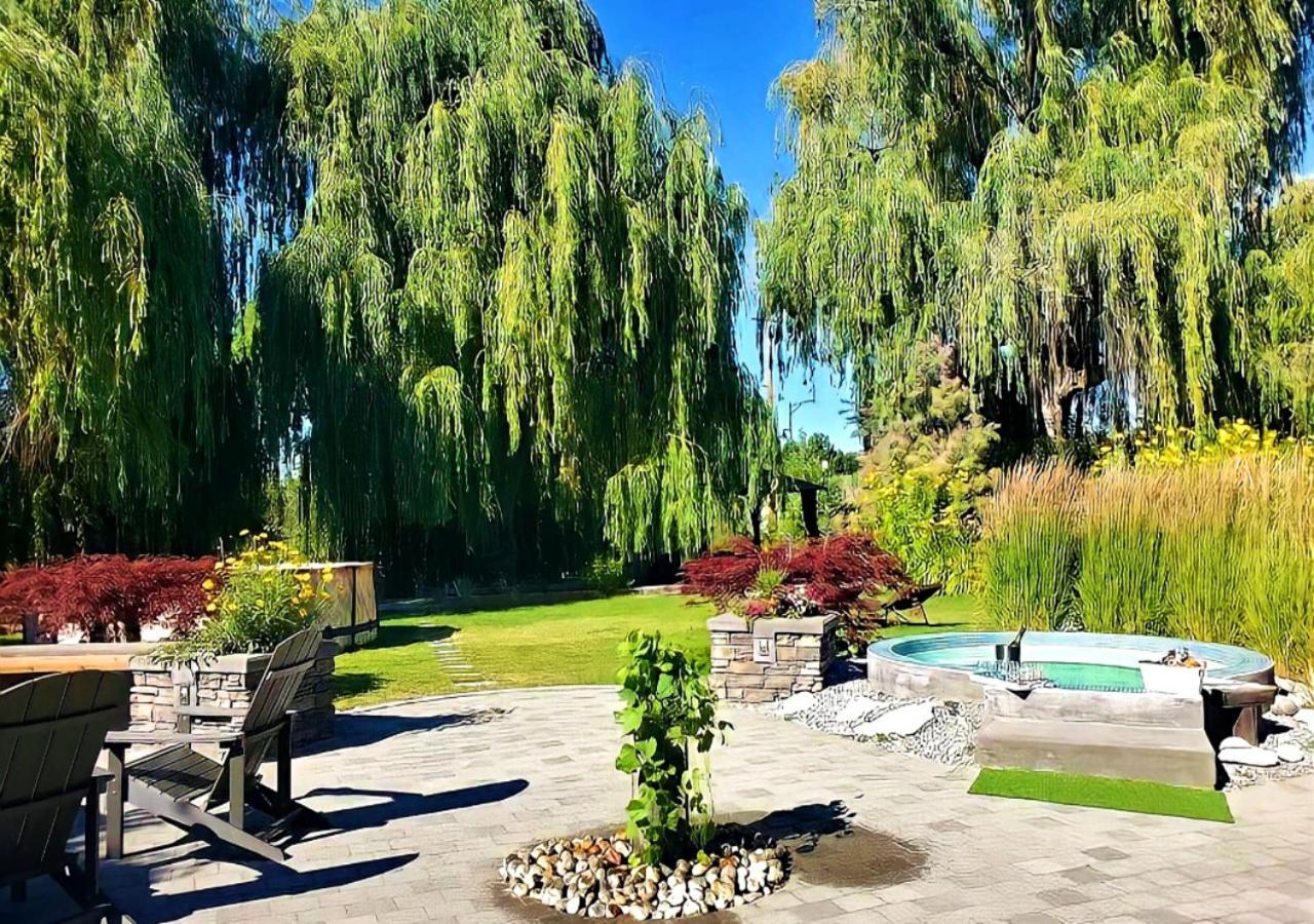 Serene Waterfront Escape With Pool, Hot Tub & Breathtaking Views - Pet Friendly Kelowna