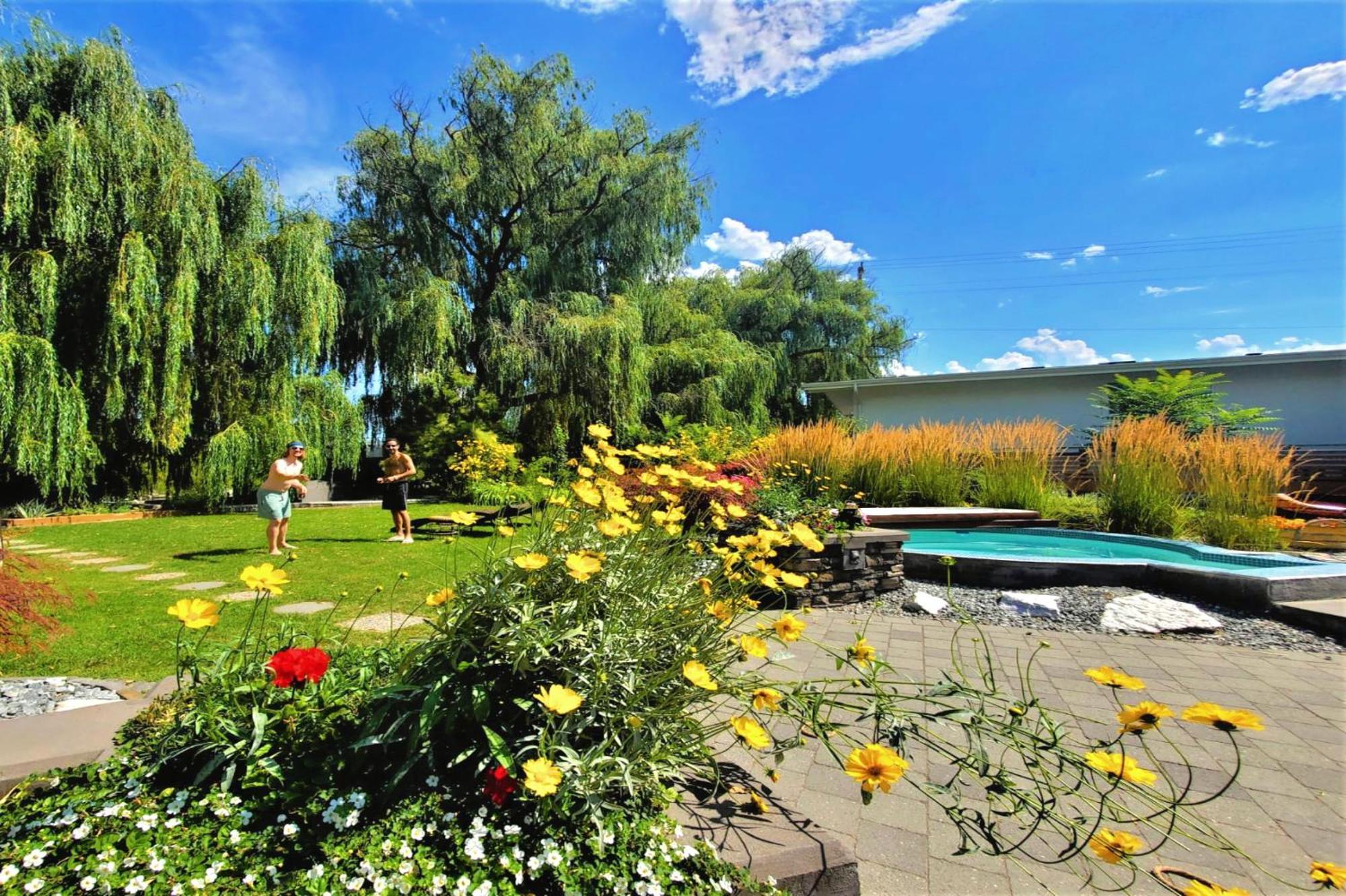 Serene Waterfront Escape With Pool, Hot Tub & Breathtaking Views - Pet Friendly Holiday home Kelowna
