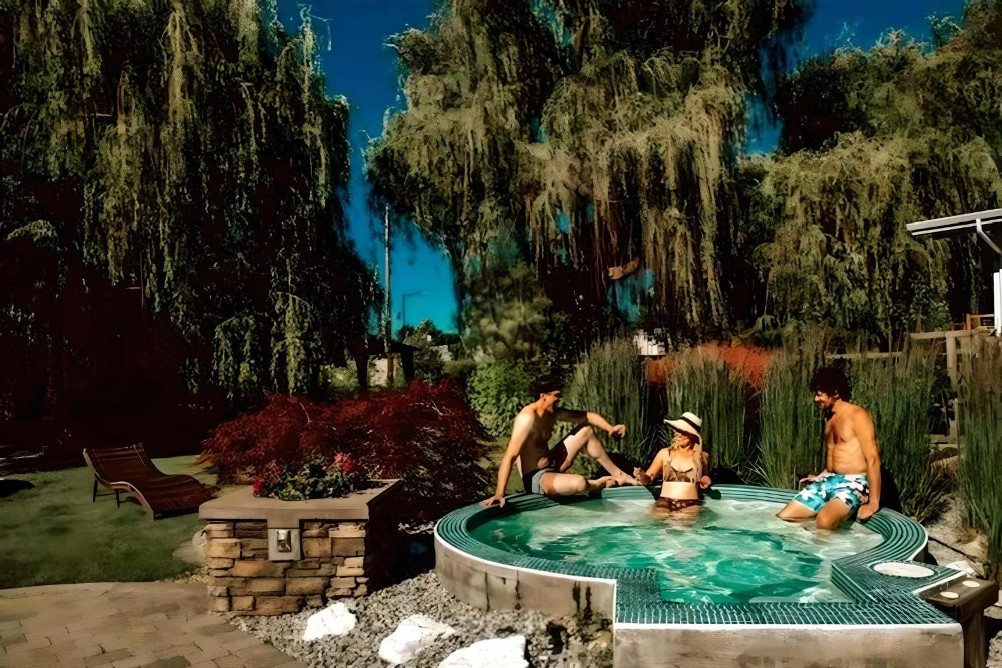 Serene Waterfront Escape With Pool, Hot Tub & Breathtaking Views - Pet Friendly * Kelowna