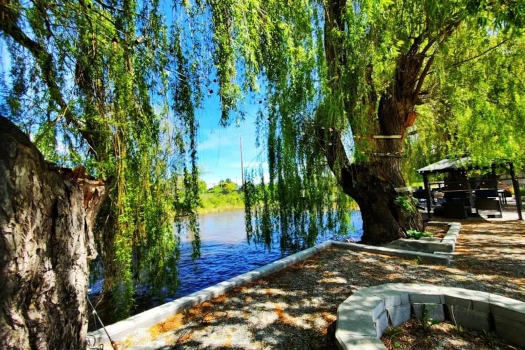 Serene Waterfront Escape With Pool, Hot Tub & Breathtaking Views - Pet Friendly * Kelowna