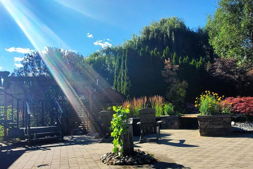 Serene Waterfront Escape With Pool, Hot Tub & Breathtaking Views - Pet Friendly Holiday home