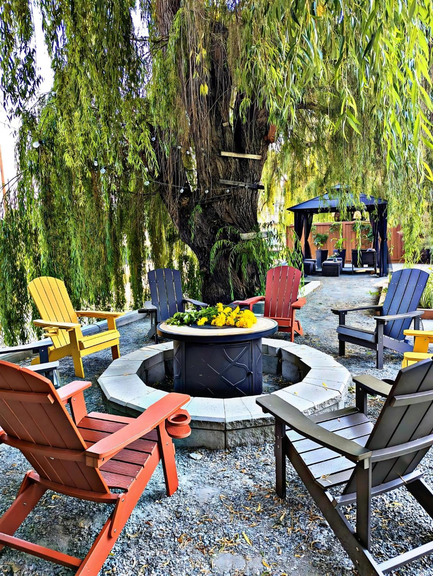 Serene Waterfront Escape With Pool, Hot Tub & Breathtaking Views - Pet Friendly * Kelowna