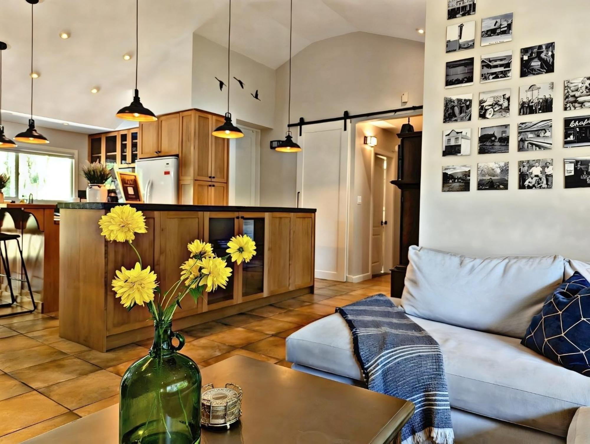 Serene Waterfront Escape With Pool, Hot Tub & Breathtaking Views - Pet Friendly * Kelowna