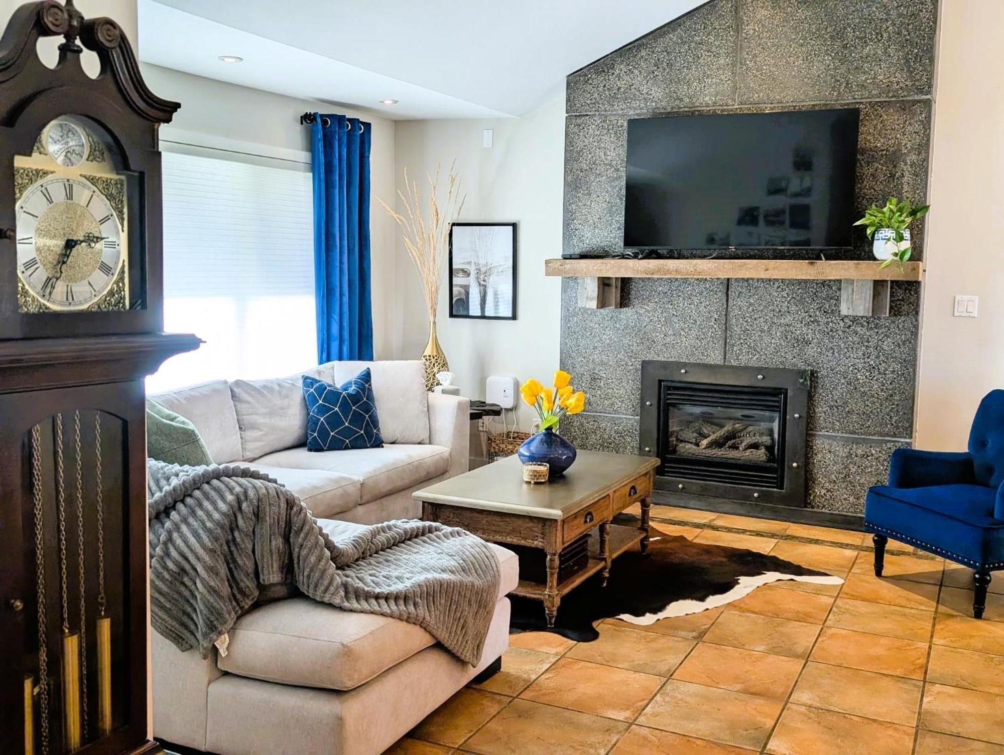 Serene Waterfront Escape With Pool, Hot Tub & Breathtaking Views - Pet Friendly Kelowna