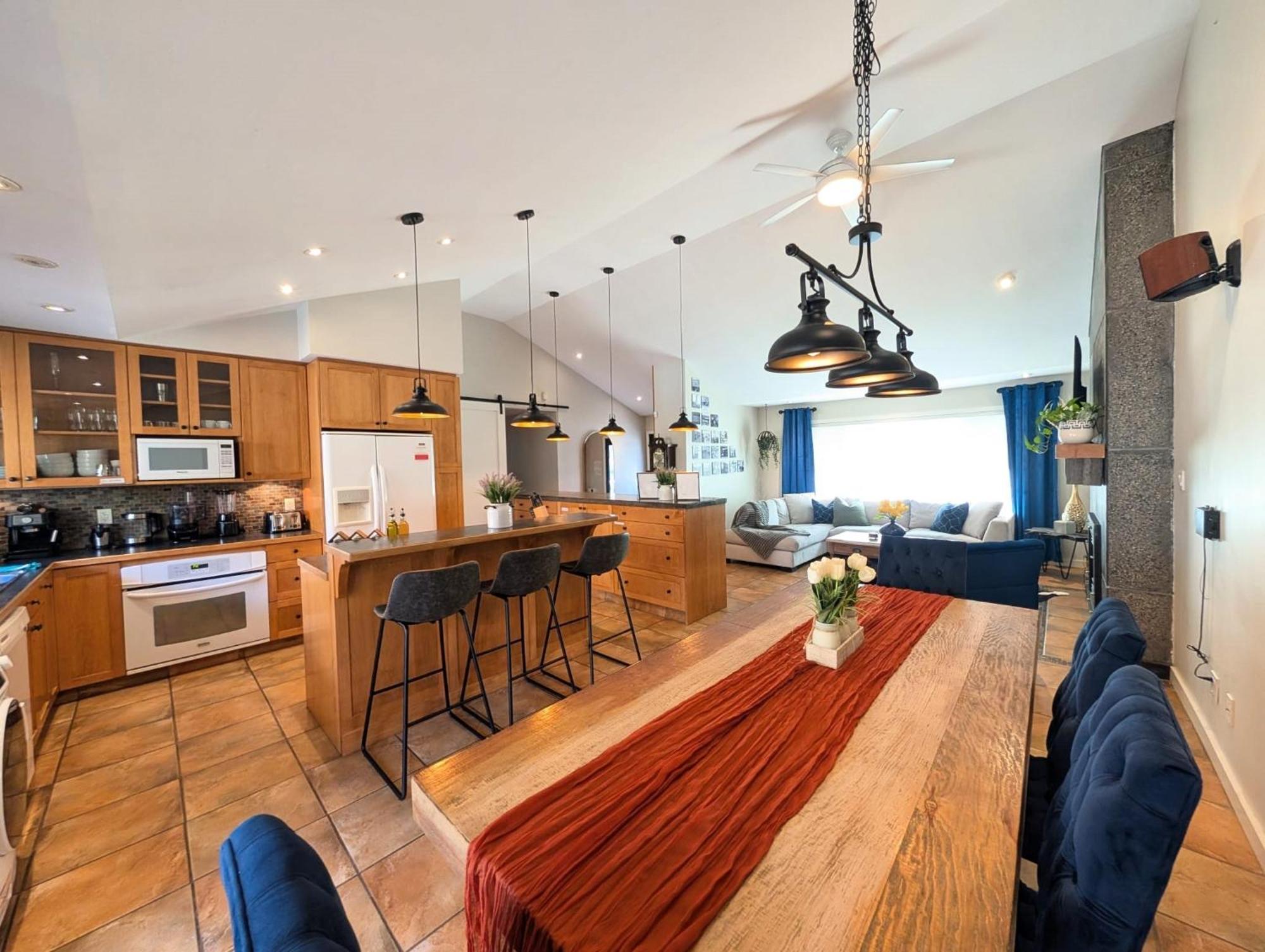 Serene Waterfront Escape With Pool, Hot Tub & Breathtaking Views - Pet Friendly * Kelowna